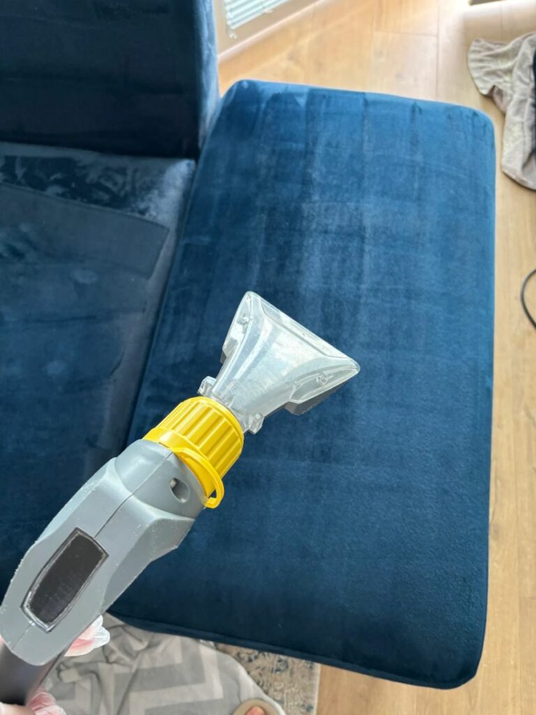 Pranie welurowej kanapy odkurzaczem Karcher Puzzi 10/1